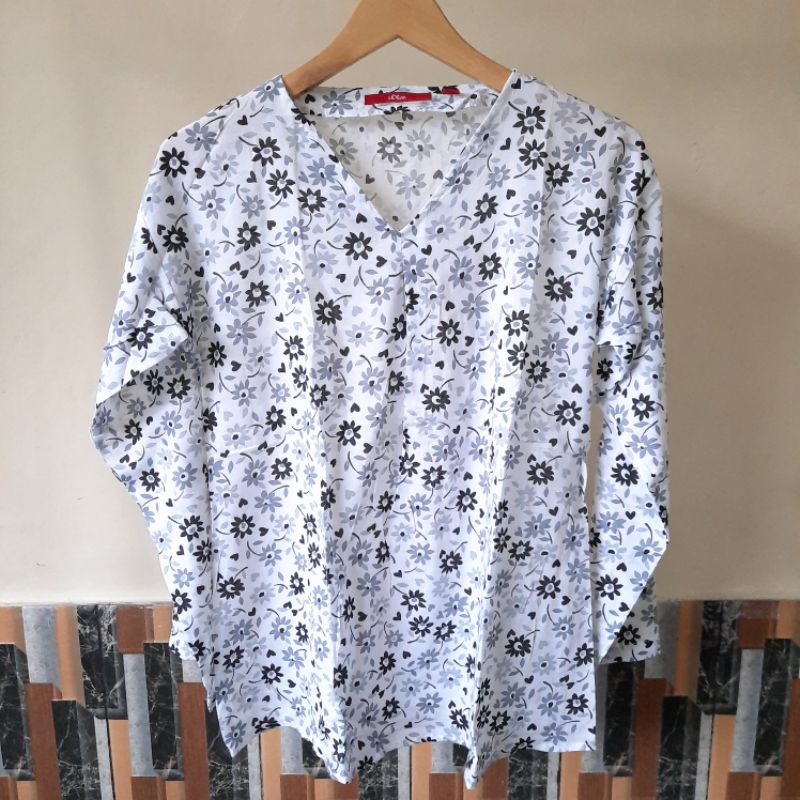 s oliver flower longsleeve  classic blouse// kemeja wanita branded original vintage-Bunga hitam