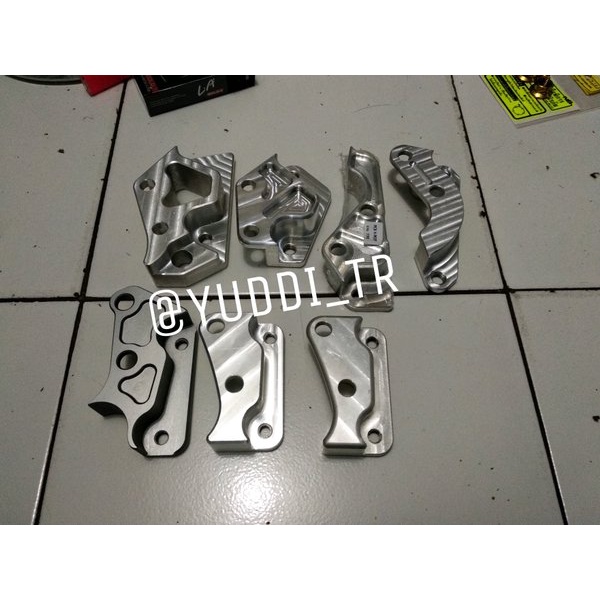 BREKET KALIPER BREMBO 4POT 1PIN NMAX AEROX Tm