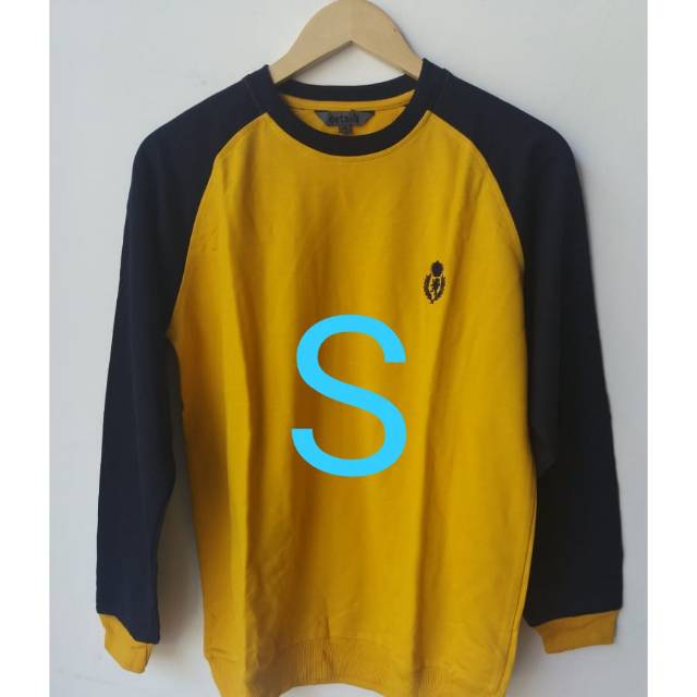 Sweater pria Details