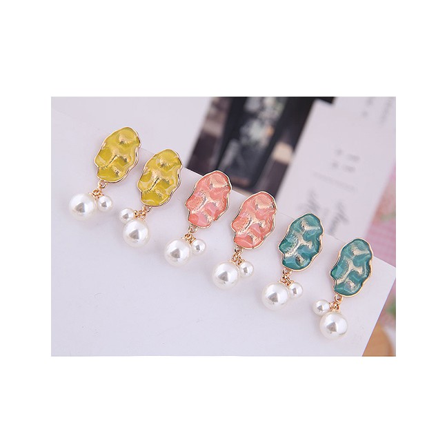 LRC Anting Tusuk Fashion Contrast Pearl Earrings A58815