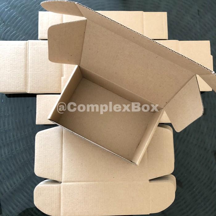 

Box Aksesoris / Kaos 15 X 10 X 6 Cm Kardus Packaging Dus Serbaguna