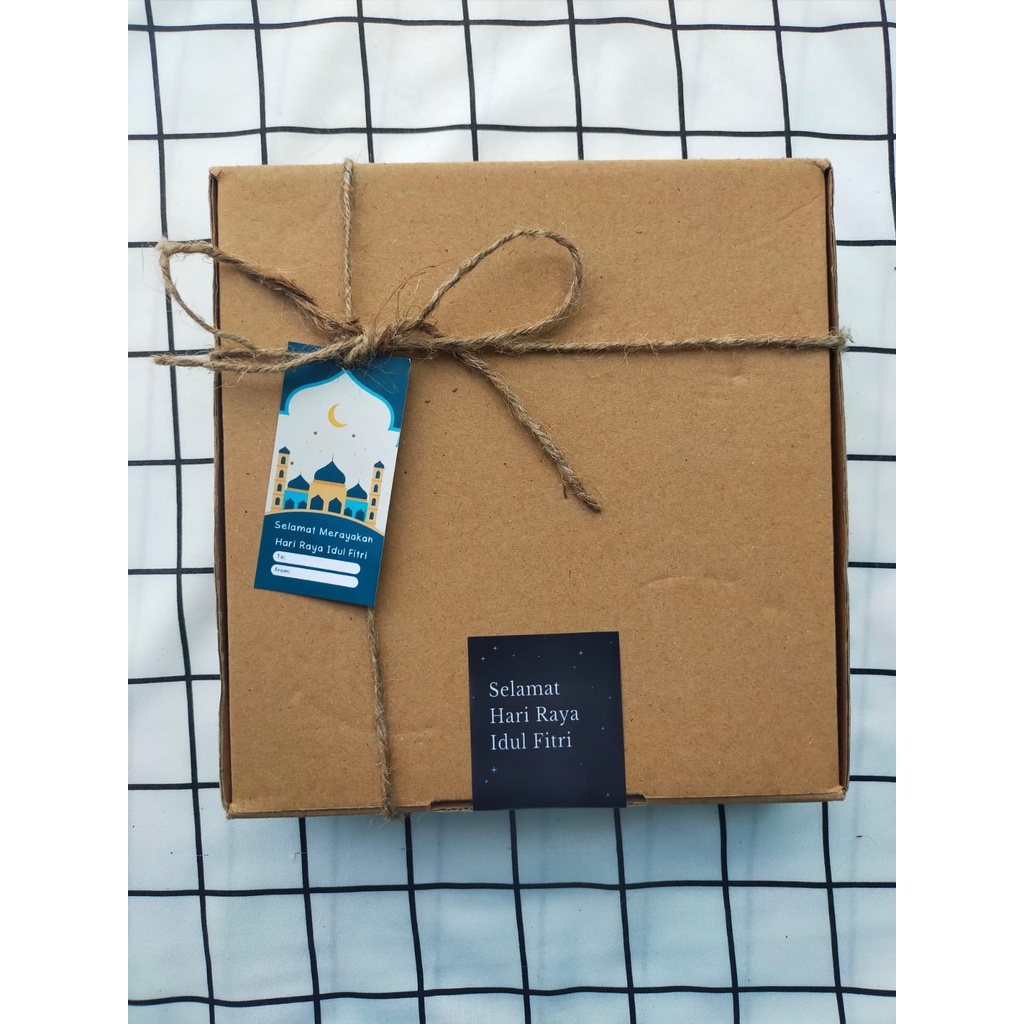 

BOX HAMPERS COKELAT EDISI IDUL FITRI UKURAN 22X22X10 CM