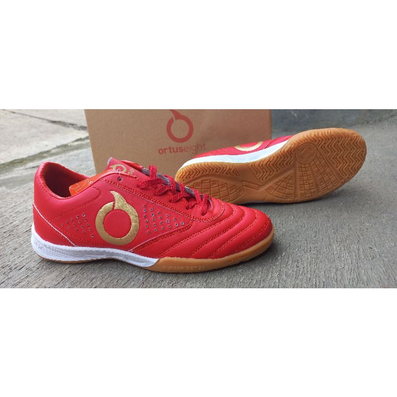sepatu futsal ourtuseight bonus kaos kaki