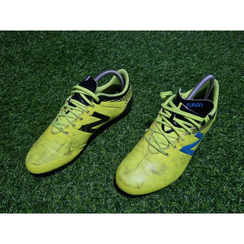 sepatu bola new balance furon