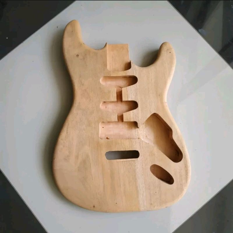 BODY GITAR ELEKTRIK FENDER STRATOCASTER