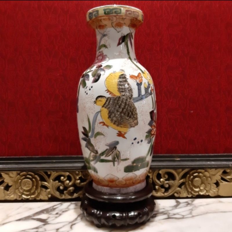 Guci Motif Sepasang Burung Puyuh Dengan Ornamen Flors