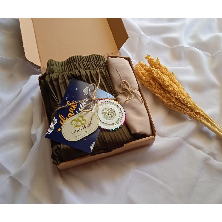 

GIFT BOX Kado Wisuda/Ulang Tahun