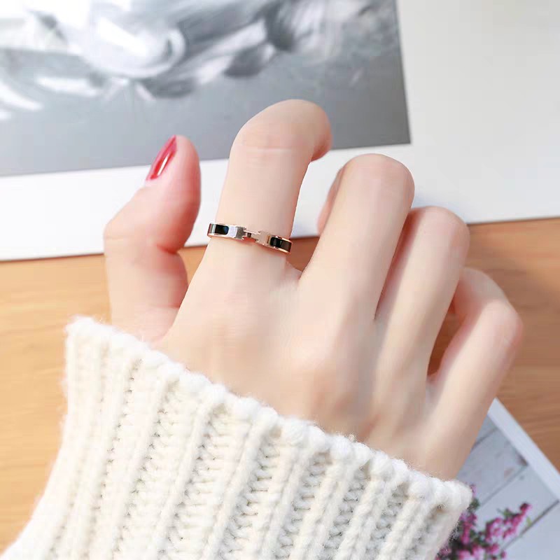 Cincin Huruf H Versi Sempit Permukaan Hitam | Cincin Titanium Steel 18k Rose Gold | Perhiasan Stainless Steel Modis Tahan Air Tidak Luntur Tidak Alergi