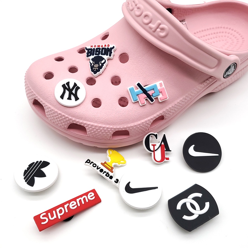 Fashion brand logo Jibbitz Crocs pin wanita charms sandal DIY Aksesoris Bahan Untuk Dekorasi Sepatu Hadiah anak pria