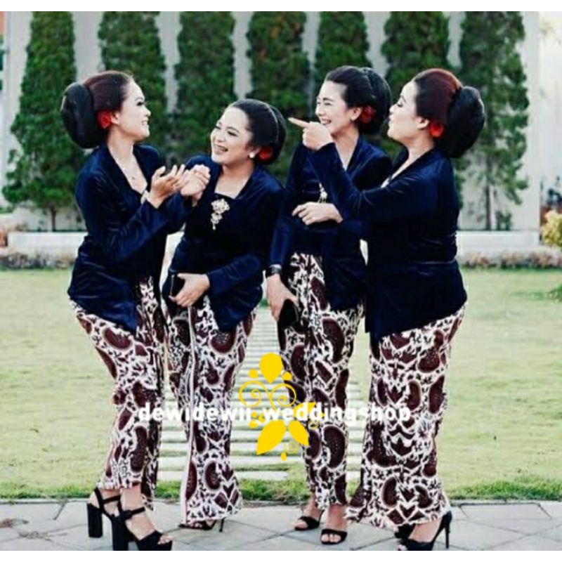 Set Kebaya &amp; Jarik - Nuansa Navy , Motif Semen Putih