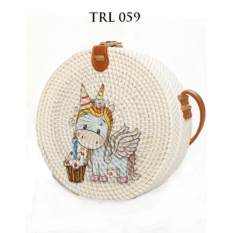 

Grosir Tas Rotan Bulat 20cm Lukis Unicorrn TRL059 Diameter 20cm