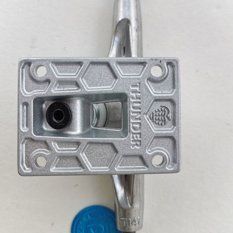 Truk THUNDER Dua Roda Ukuran 147mm Dengan Lampu Hollow