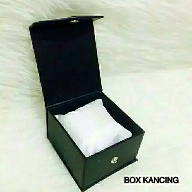 Box jam tangan kancing