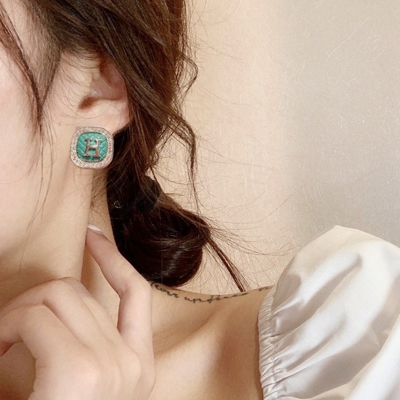 Anting Stud Desain Huruf H Warna Hijau Terang Gaya Retro Untuk Wanita