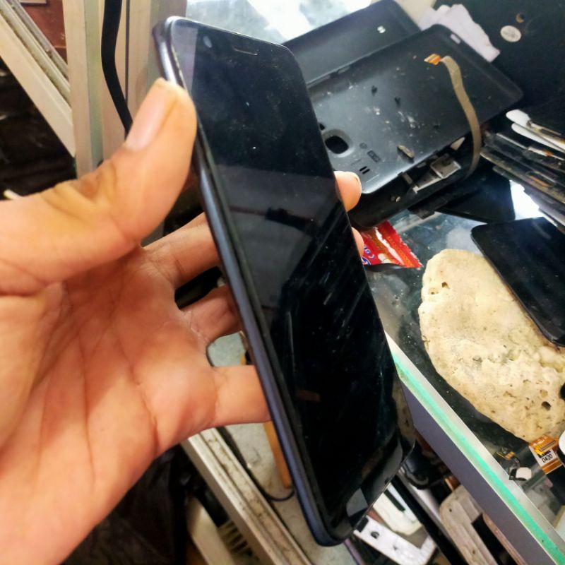 LCD ASUS ZENFONE LIVE L1/L2 . MINUS TC RETAK EROR. LCD OKE. BONUS BATRE DLL..