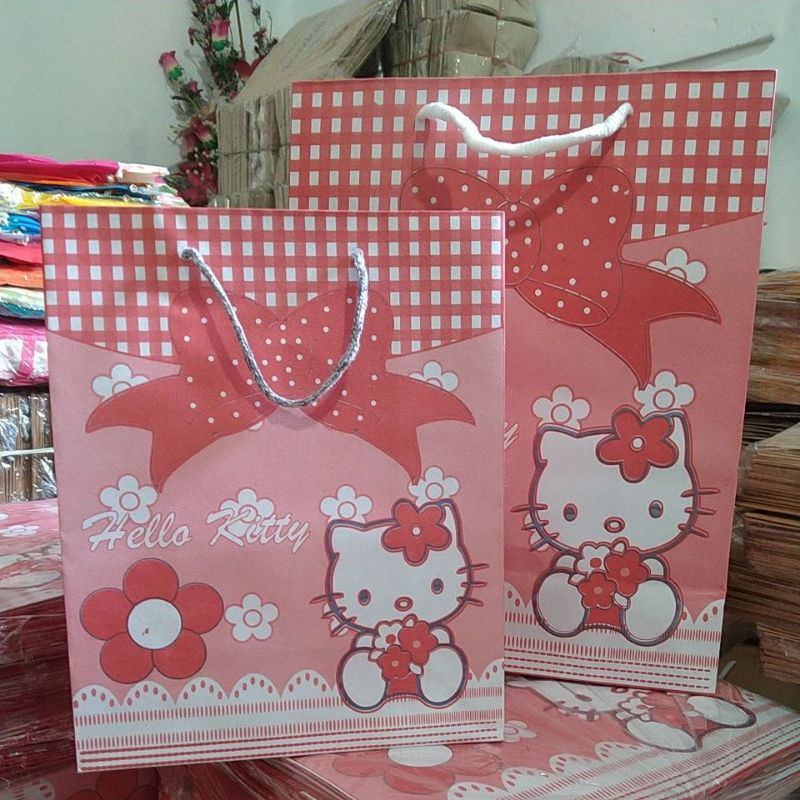 paperbag/ tas kertas 20x25 hello Kitty