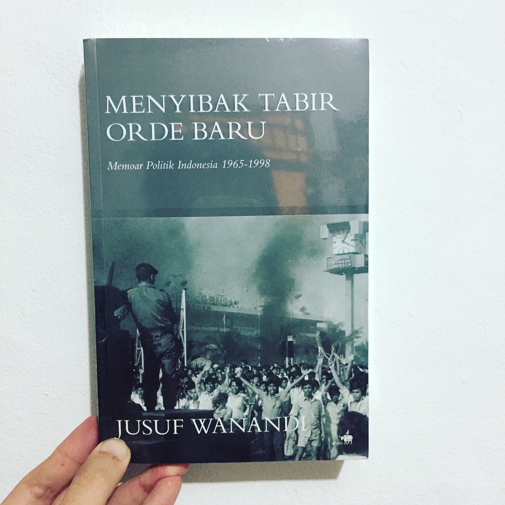MENYIBAK TABIR ORDE BARU - Memoar Politik Indonesia 1965-1998