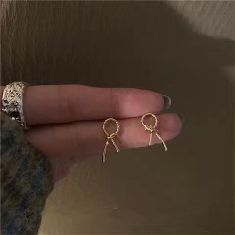 Anting Model Simpul Untuk Wanita