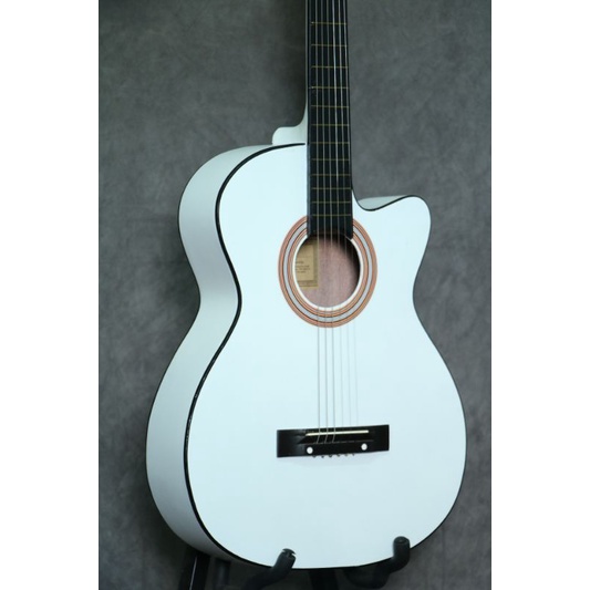 gitar akustik Yamaha putih siap pake senar nyaman di tangan ga sakit