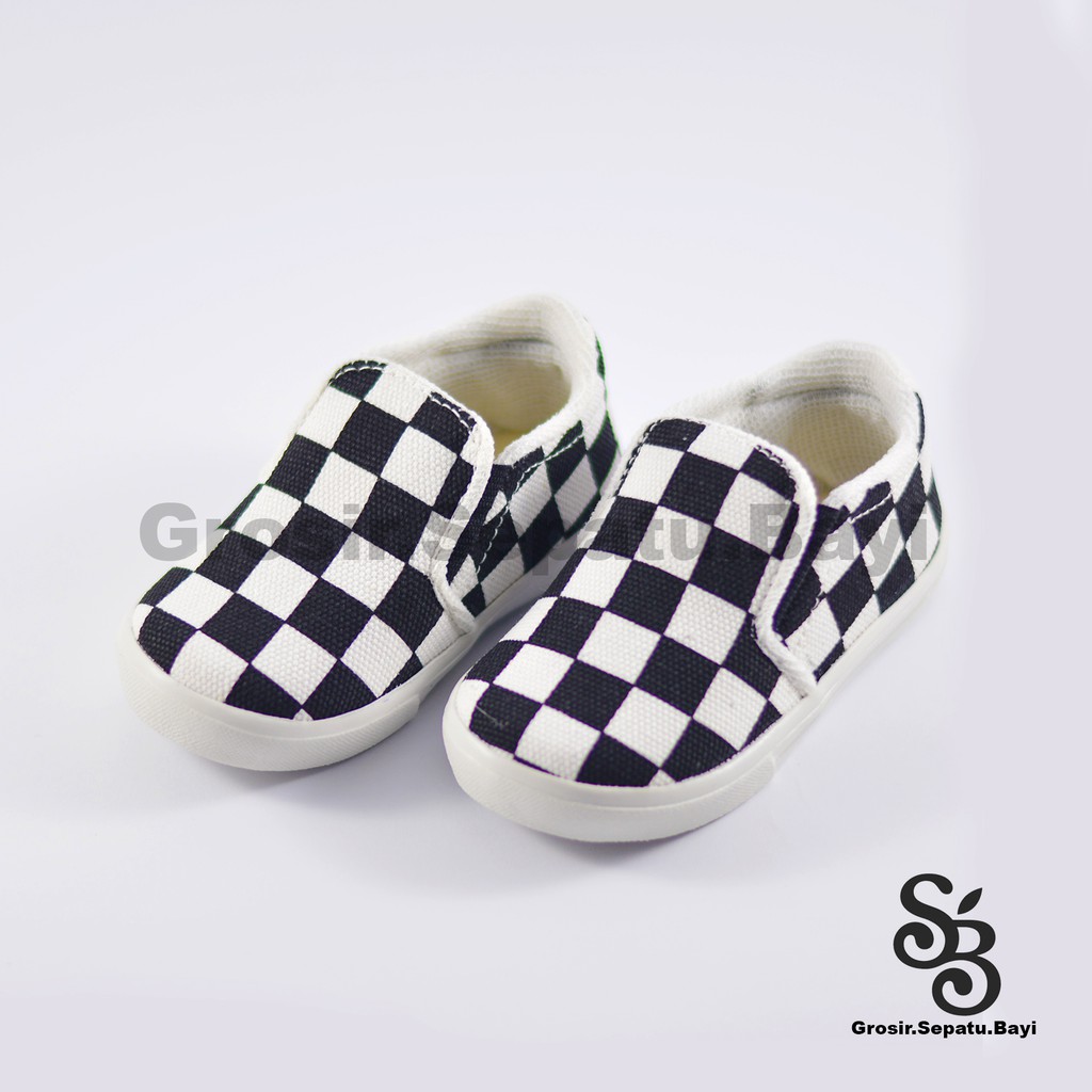 sepatu anak slip on motif catur murah