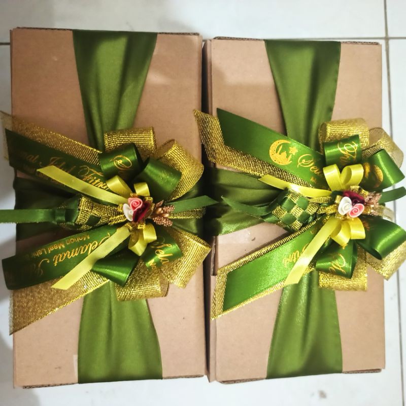 

Hampers Lebaran Idul Fitri/ Parcel Lebaran Idul Fitri/ Bingkisan Lebaran Idul Fitri isi 2 toples cookies