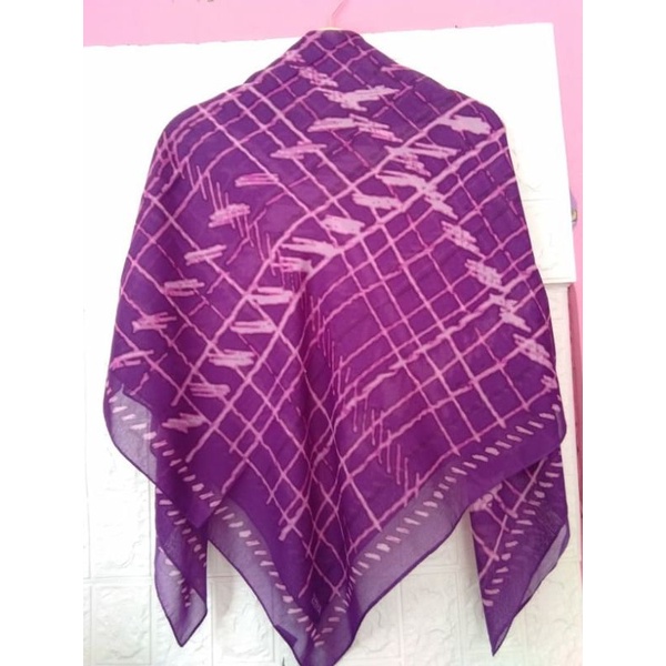 Segi Empat Motif Hijab Wanita Zoya