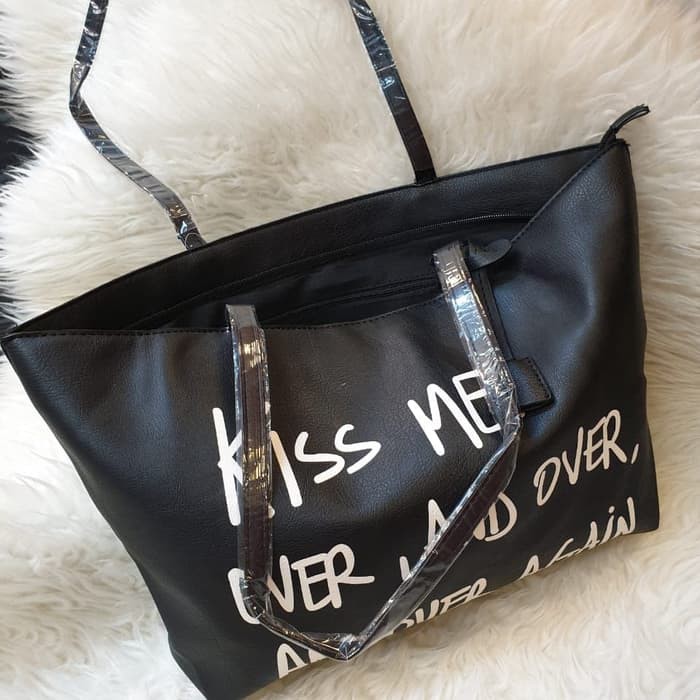 KUALITAS BAGUS TAS STADIVARIUS MOTIF KISS ME ONLY 1 MOTIF BLACK ONLY