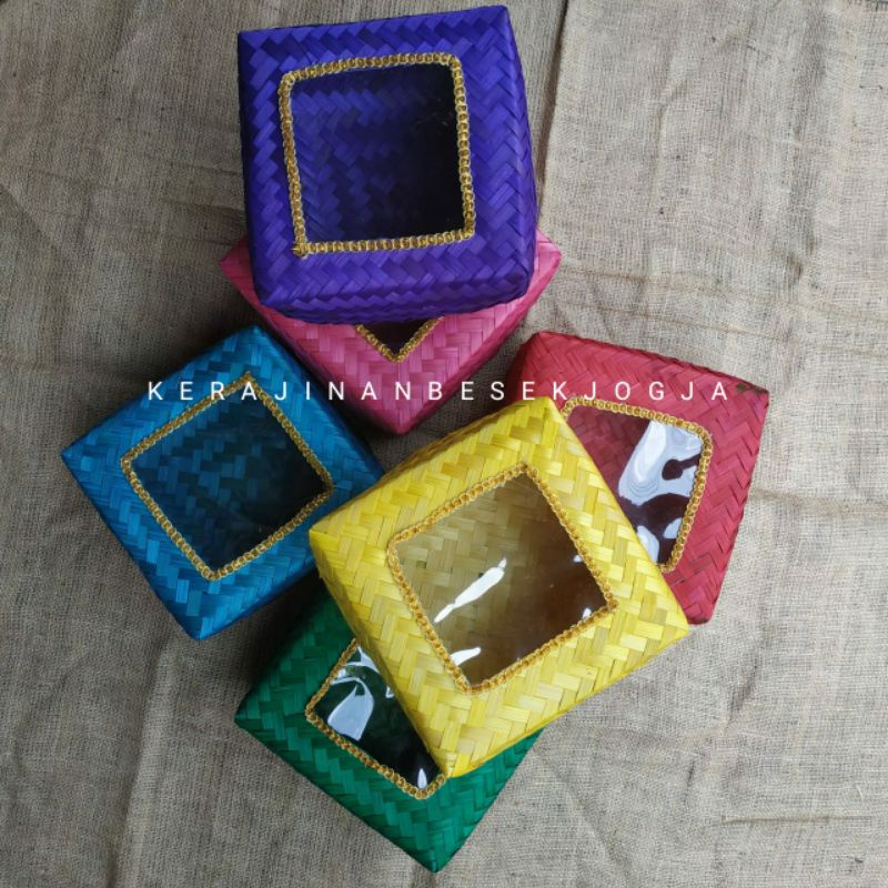 

SEPASANG BESEK 22 x 22 x 8 CM MIKA WARNA RENDA