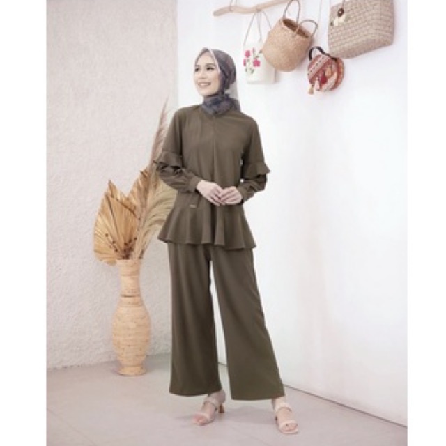 Dandelion Knit Set Wearing Klamby