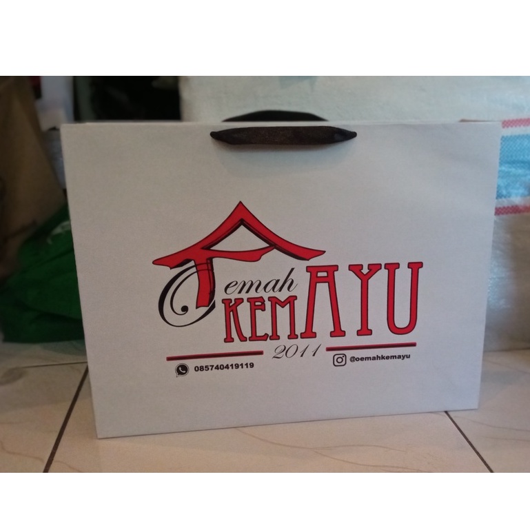 

Paperbag kraft putih uk P40xL10xT30 cm, Sablon 2 sisi 1 warna , paperbag murah, tas kertas souvenir