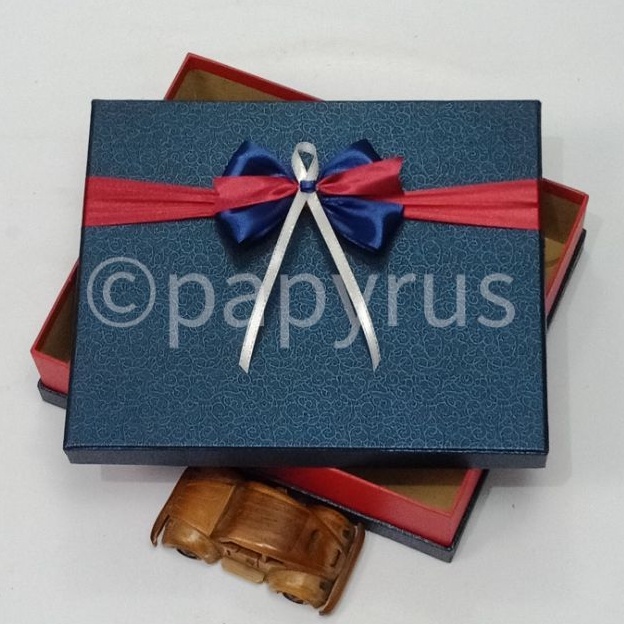 

PAPYRUS Sandwich 25x30 Tinggi 8cm Kotak Kado Gift Box Hadiah Pita B