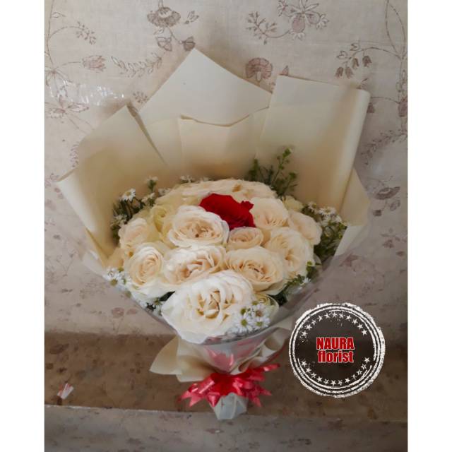 Buket bunga /bunga wisuda /hand bouquet mawar putih