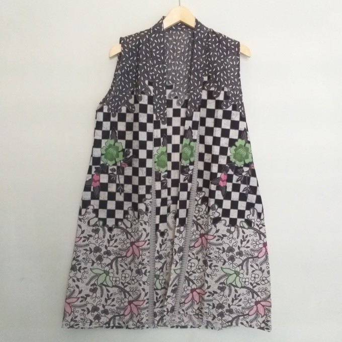 Outer Panjang Motif Batik / Vest / Long Cardy / Rompi Panjang Motif Batik - Hitam Putih