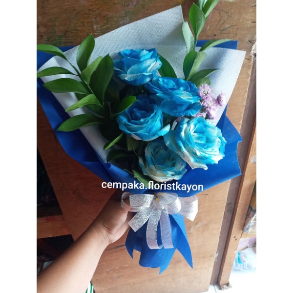 buket mawar biru surabaya