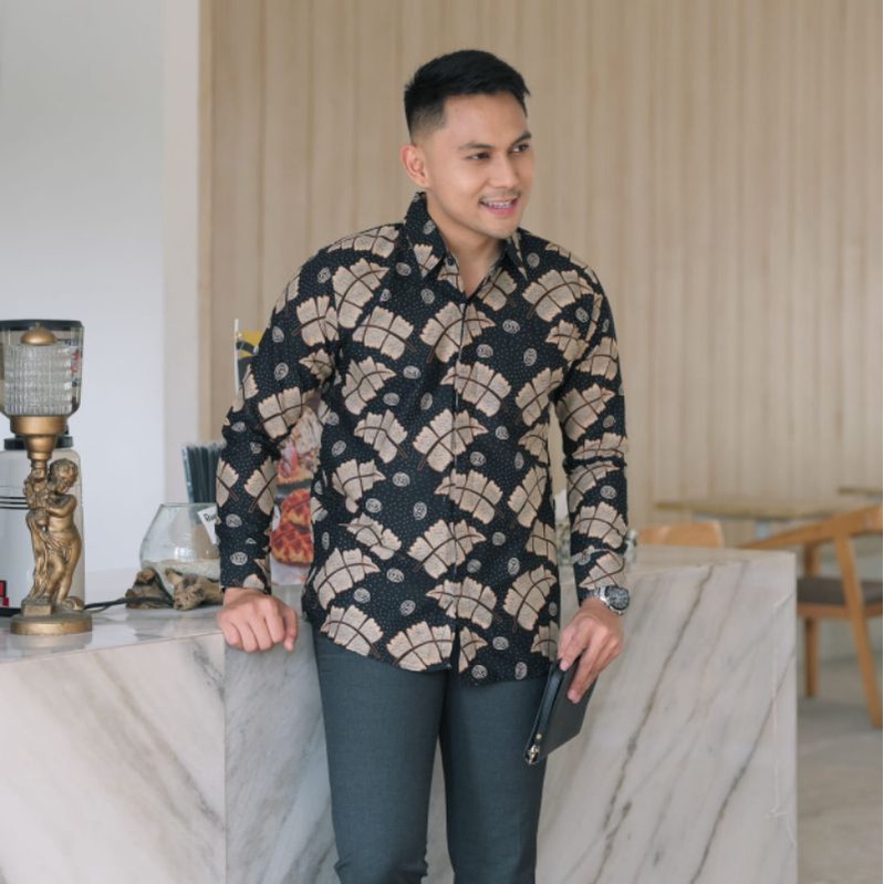 JAGAD DAUN HITAM KEMEJA BATIK PRIA LENGAN PANJANG SLIMFIT