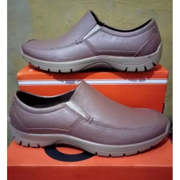 sepatu santai terlaris sepanjang masa.kuat anti air.sepatu karet asli