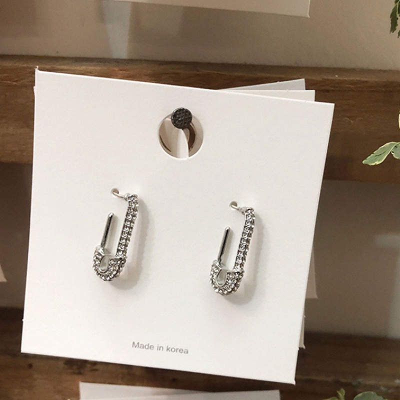 Anting Stud Bentuk Peniti Aksen Berlian Imitasi Glitter Warna Emas Gaya Punk Untuk Wanita