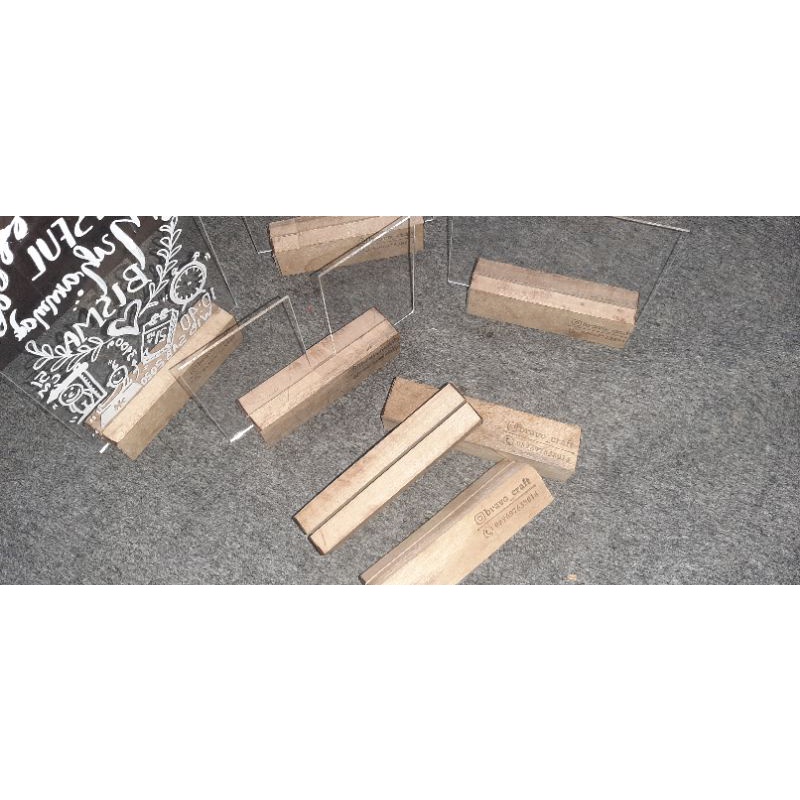 

STAND AKRILIK KAYU(13×3×3CM)