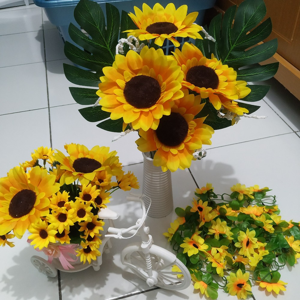 Set Bunga Plastik Matahari Kuntum Dengan Sepeda Rotan Besar