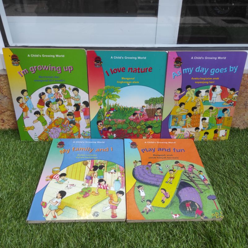 Tira Pustaka A Child's Growing World Boardbook