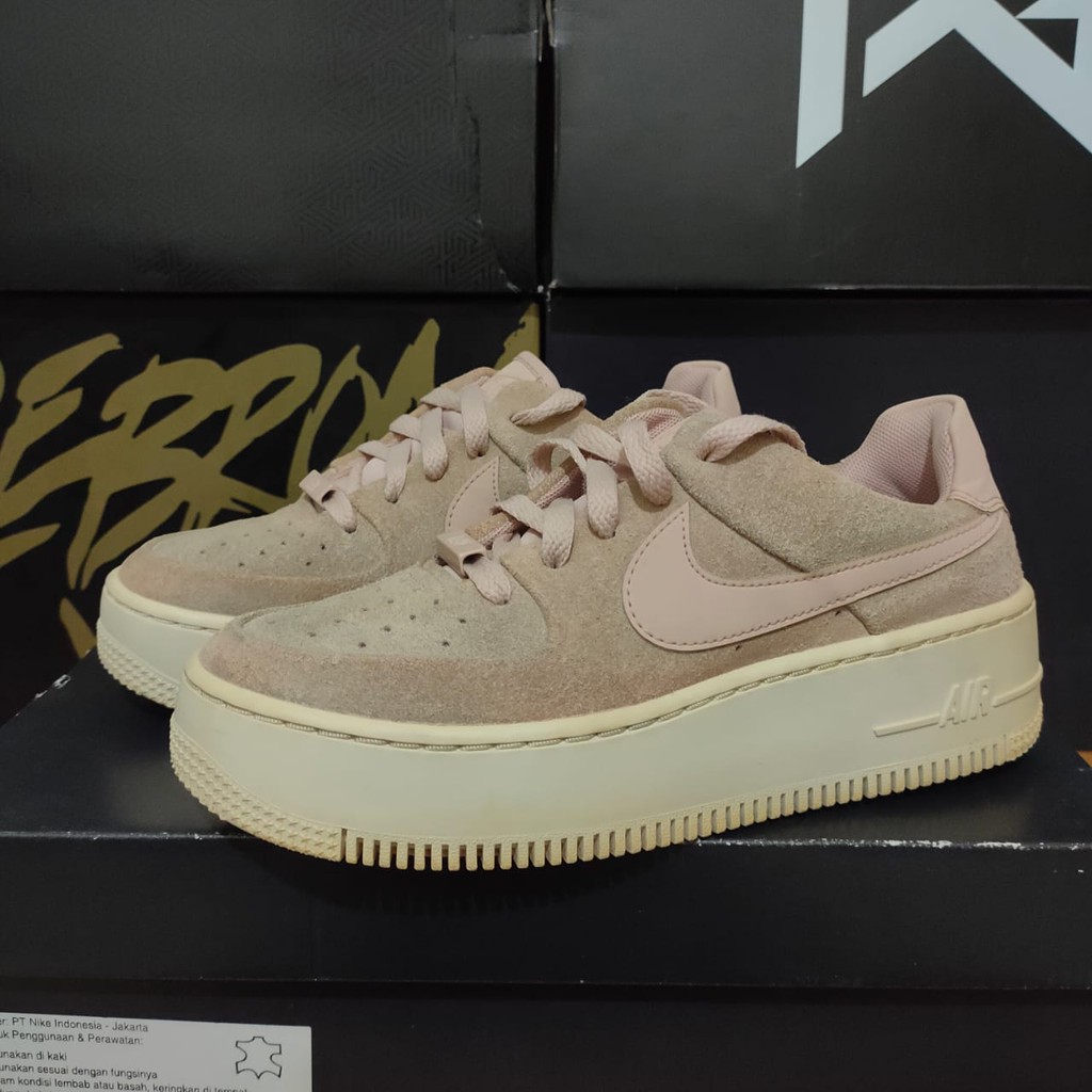 Preloved Sepatu Sneakers Wanita Nike Air Force Womens AF 1 Sage Low Beige Original