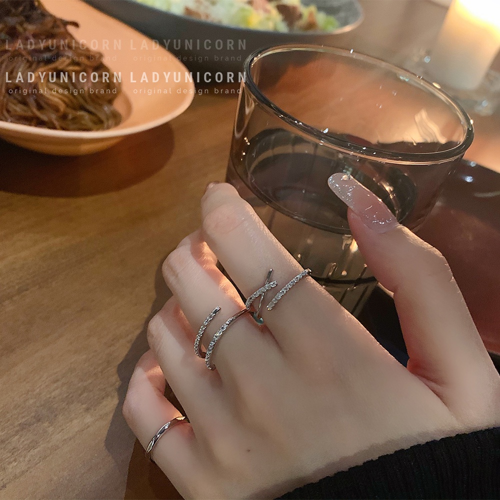 3pcs / Set Cincin Silver Desain Silang Hias Kristal Berkilau Gaya Elegan Untuk Wanita