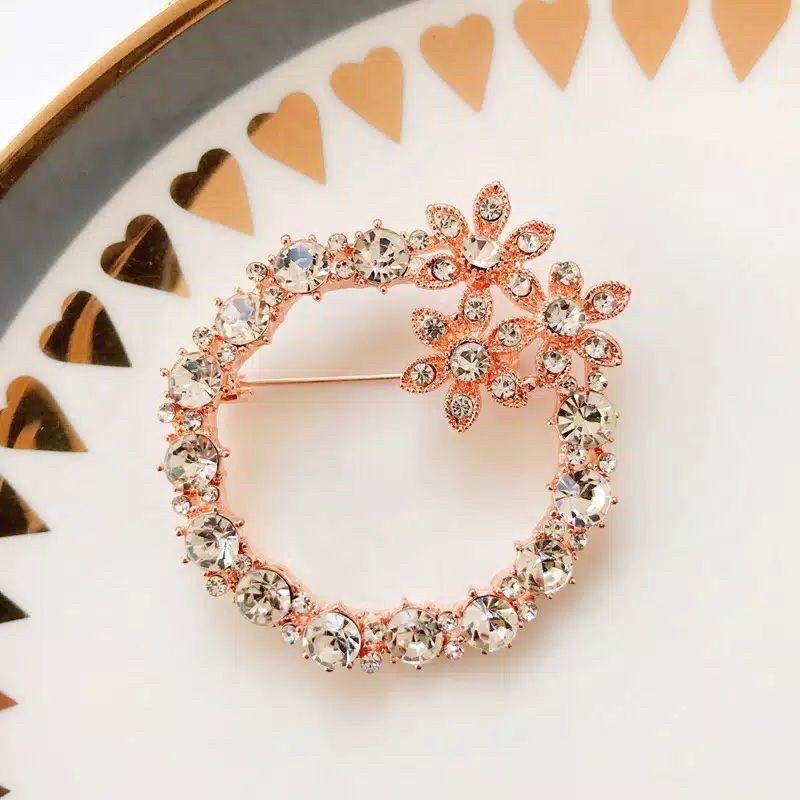 Brooch / bros pita / bros lucu / bros cantik / bros jilbab / bros laris / bros murah / bros cewek / Bros Geometri Terlaris Model Pita Warna Gold Silver dengan Mutiara / Bros Wanita Korean Style Bros Mutiara Brooch BZO-BRG bulatbunga