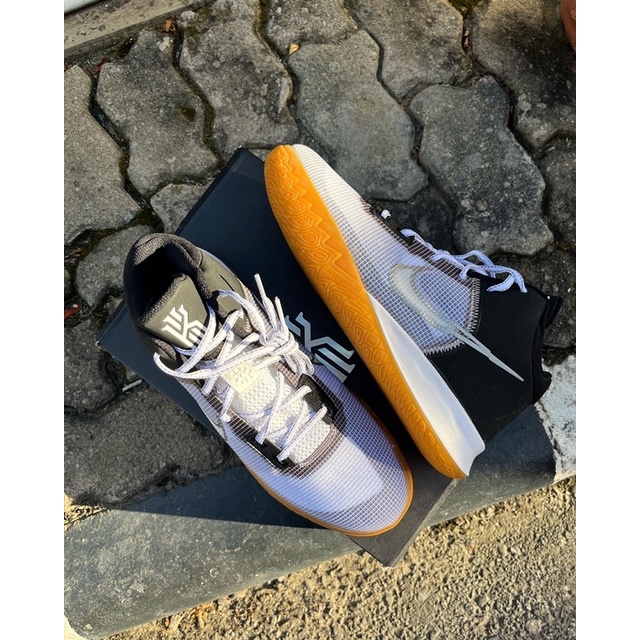SEPATU BASKET KYRIE FLYTRAP 4 WHITE GUM BNIB ORIGINAL