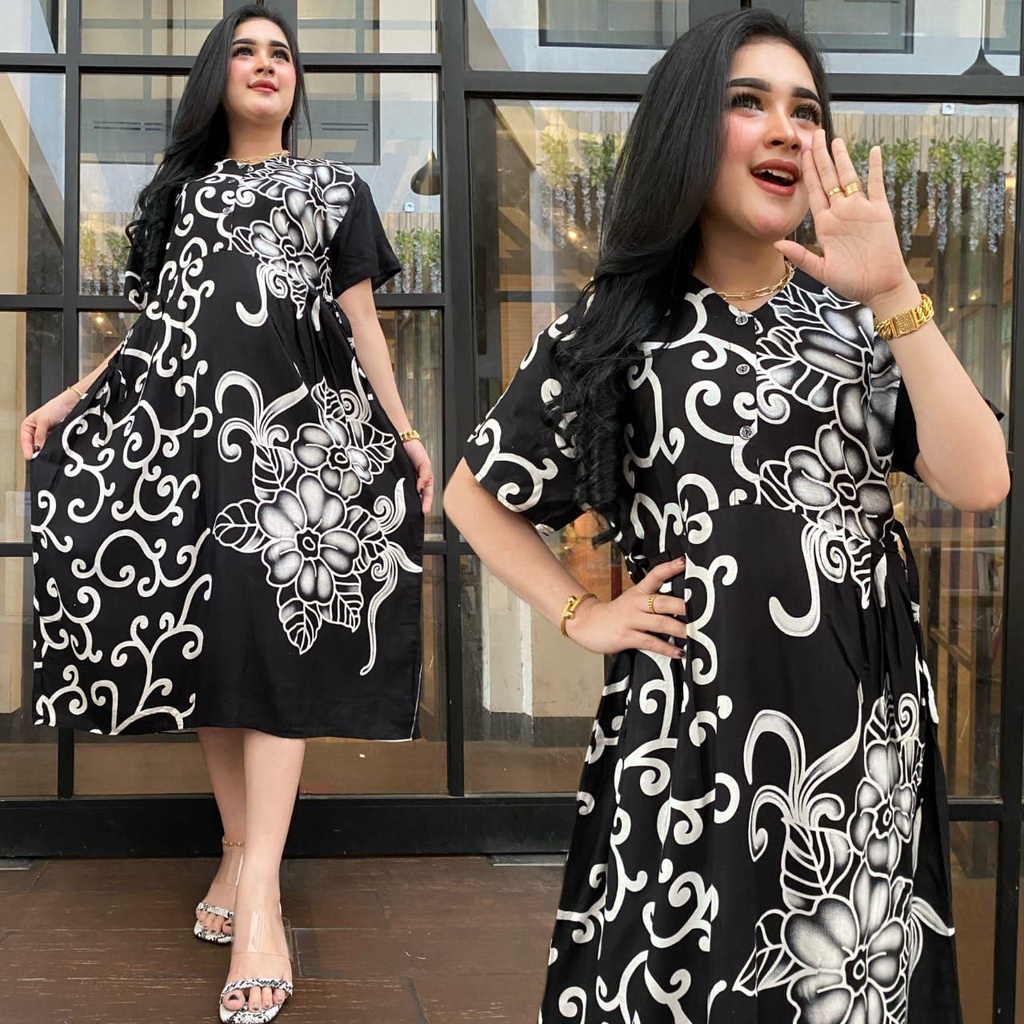 Daster Chibi Terbaru Hitam Putih ( Harga Promo Termurah ) Motif Bunga Monocrome Panjang bawah lutut Rayon Grade A ada 3 kancing depan ( busui friendly ) Lengan Pendek - Daster Bali Wanita CantikKekinian - Baju Tidur Wanita Dewasa Populer - By BATIK SULMIT