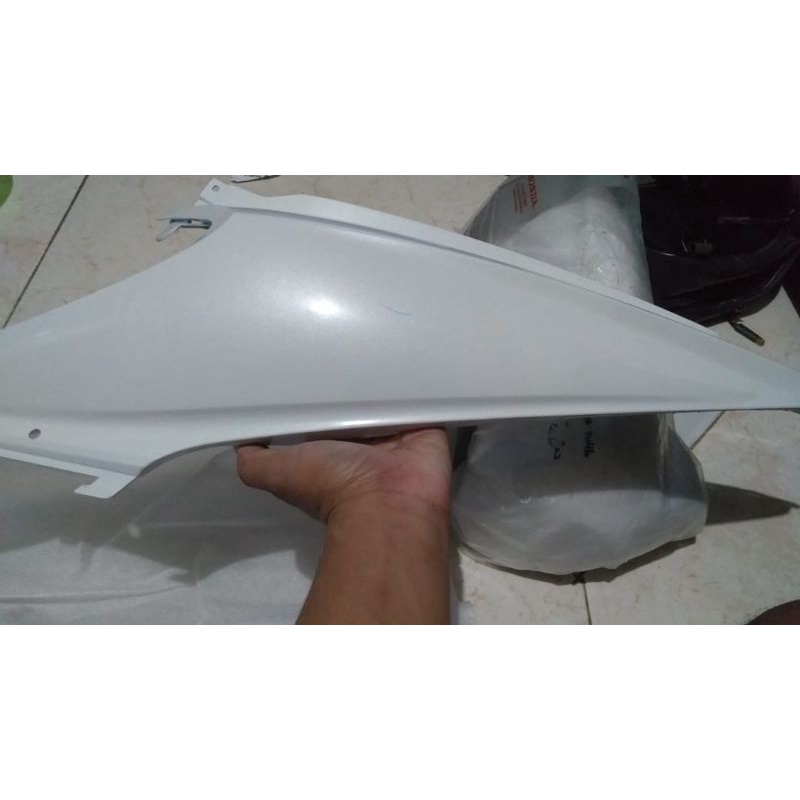 Cover Body Kiri dan kanan putih beat karbu original AHM