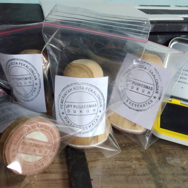 

STEMPEL KAYU / RUNAFLEK / BIASA UKURAN 5 X 5 CM BULAT DESAIN SUKA SUKA