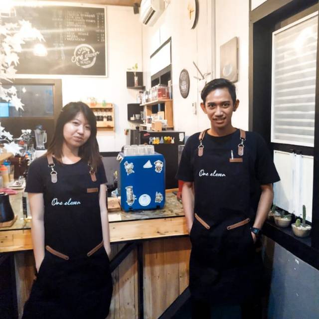 Apron barista Celemek cafe Apron barbershop  black denim &amp; synthetic leather crossback strep for barista/barbershop