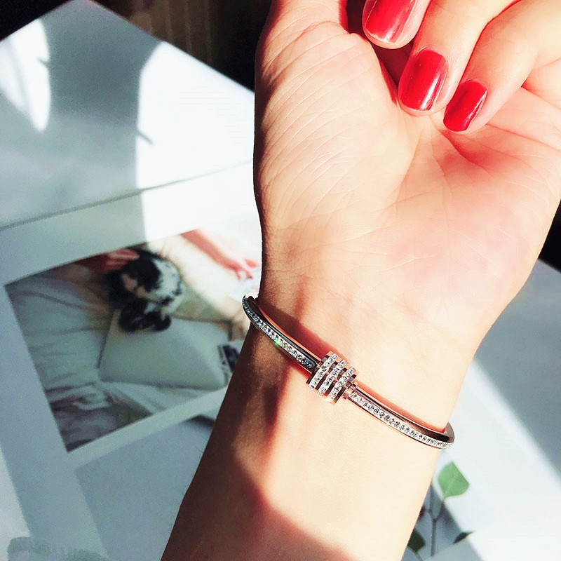 Gelang Titanium Wanita Berlian Lapis Emas 18K Anti Karat Bangle Korea Perhiasan-5