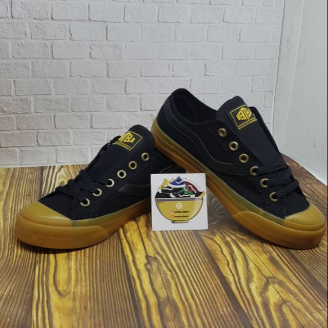 Ventela Public Low Black Gum